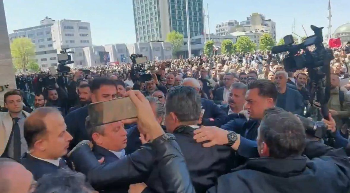 CHP lideri Özgür Özel'e yumruklu saldırı!