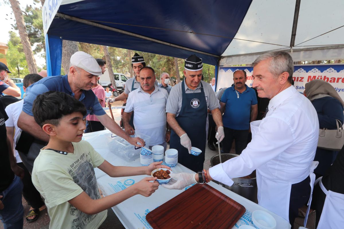 Şahinbey aşure dağıtımına başladı