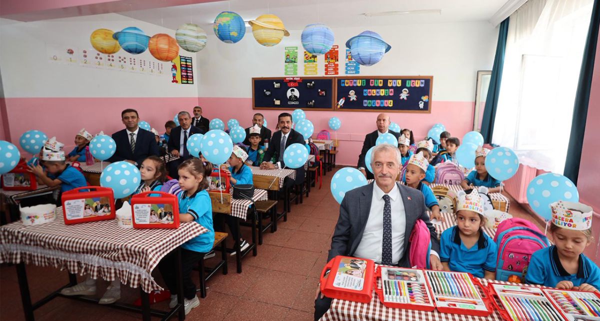 Şahinbey Belediyesi'nden Öğrencilere 881 Bin Boyama Seti