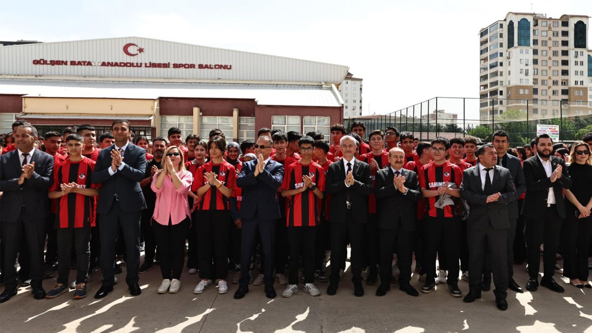 Şahinbey Belediyesi'nden 160 Bin Öğrenciye Gaziantep FK Forması