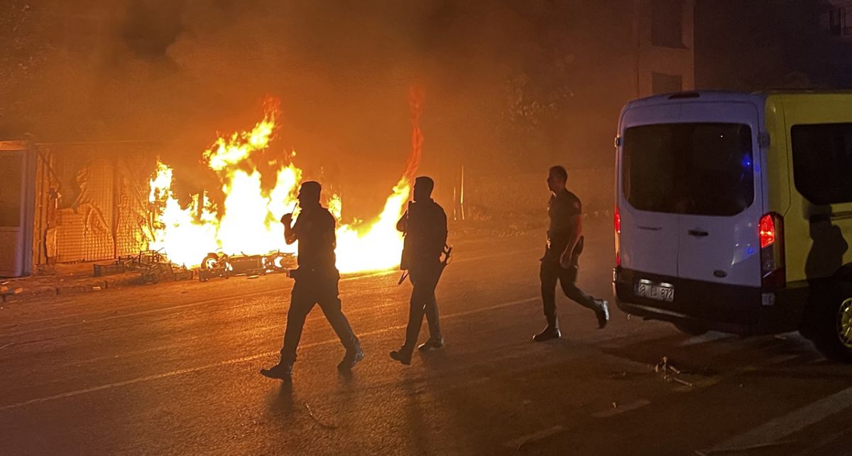 7 yaşındaki çocuğu istismar iddiası o ili karıştırdı;Araçlar ters çevrildi, bazı iş yerleri ateşe verildi