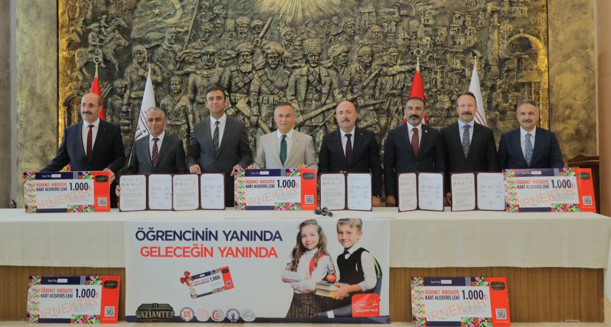 Gaziantep'ten Örnek Proje: Öğrencilere 1.000 TL'lik Kırtasiye Kartı Desteği