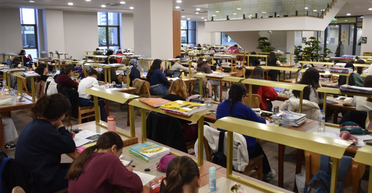 Türkiye’nin En Büyük İkinci Kütüphanesi, Tatilde de Öğrencileri Ağırladı