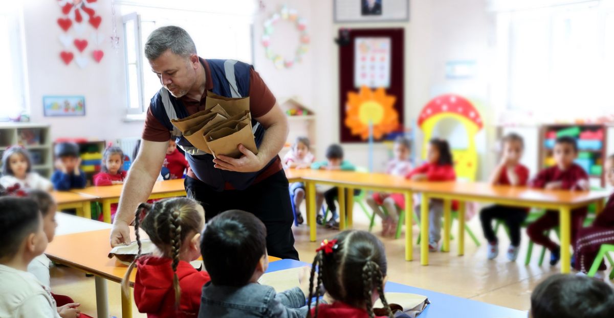 Gaziantep’te Anaokulu Öğrencilerine Simit ve Süt Desteği