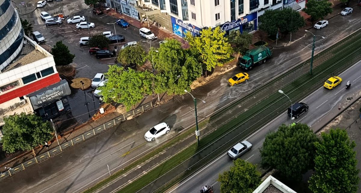 Gaziantep'te Kavurucu Sıcaklıkta Bastıran Sağanak ...
