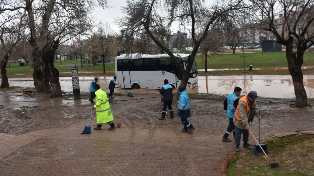 Gaziantep'te sağanak yağışın ardından temizlik çalışması yapılıyor