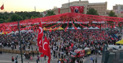Gaziantep'te 15 Temmuz Demokrasi Meydanı'nda Vatan ve Demokrasi Nöbeti tutuldu