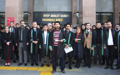 Avukatlar, hakları için Gaziantep Adliyesi önünde toplandı