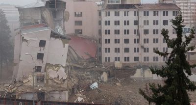 Depremde ağır hasar alan Gaziantep Emniyet Müdürlüğü Binası kontrollü olarak yıkıldı