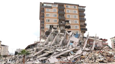 Gaziantep'te yıkım sırasında ağır hasarlı bina çöktü: Acı haber geldi