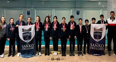 Sanko Okuları öğrencilerinin yüzme başarısı