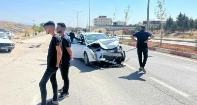 Besni’de İki Araç Çarpıştı: 2 Kişi Yaralandı